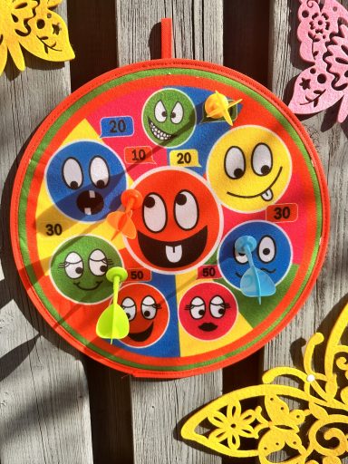 Zwergengeburtstag Dartscheibe Farbenfrohes Dartscheibenspiel mit verschiedenen Gesichtsausdrücken für den Zwergengeburtstag.