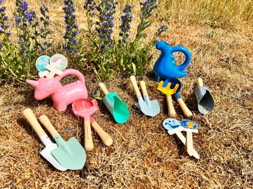 Gartenwerkzeug-Set für jedes Kind Bunte Gartenwerkzeuge und Gießkanne für den Gartenzwerge Kindergeburtstag.