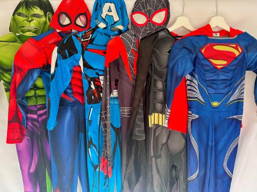 Superhelden Kostüme Bunte Superhelden-Kostüme für Kinder, darunter Spider-Man, Hulk und Superman.