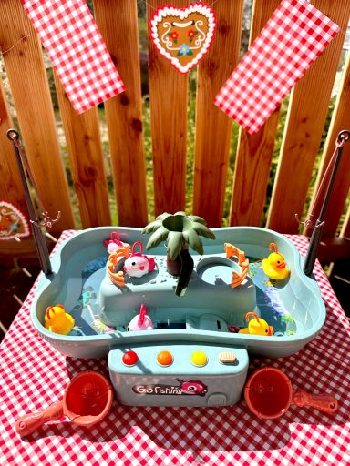 Bunte Wasserspielzeug-Szene mit Enten und Figuren in einer Wasserlandschaft.