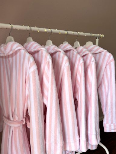 kuschelige Bademäntel rosa weiß gestreift für eine Spa Wellness Mottoparty