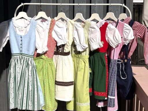 Kostümkiste Tracht Gr. 104 - 140 (optional) Dirndl Verleihkiste Kinderparty Oktoberfest